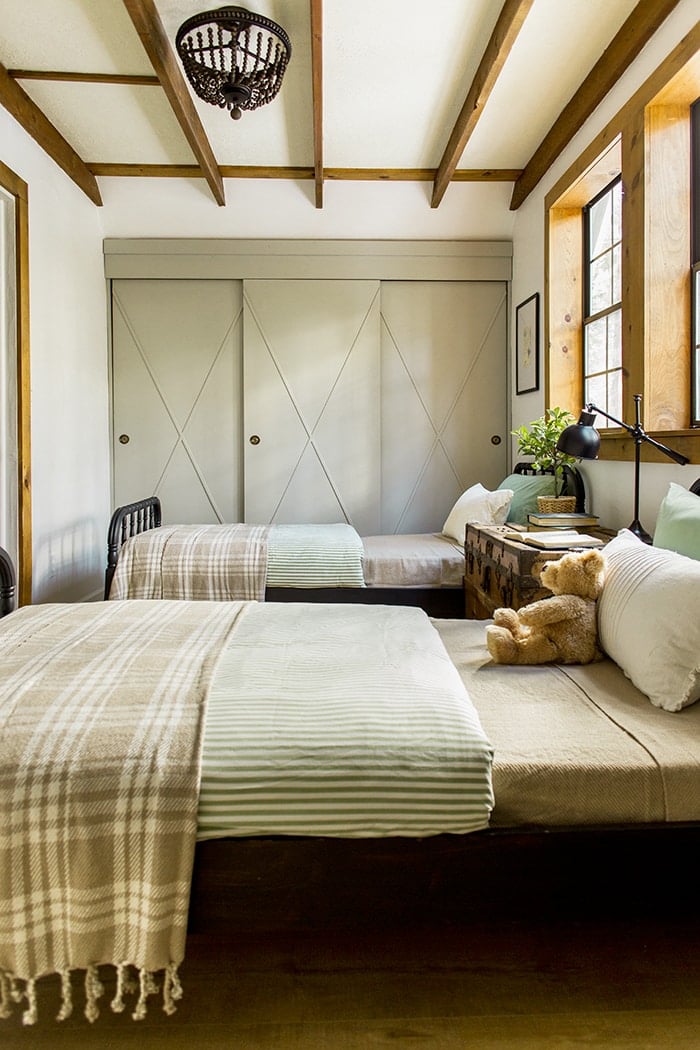 cottage kids bedroom with twin beds