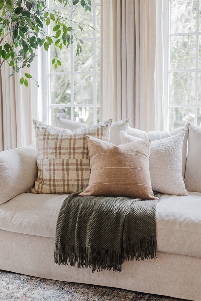 How to Choose Throw Pillow Combinations (6 Tips)