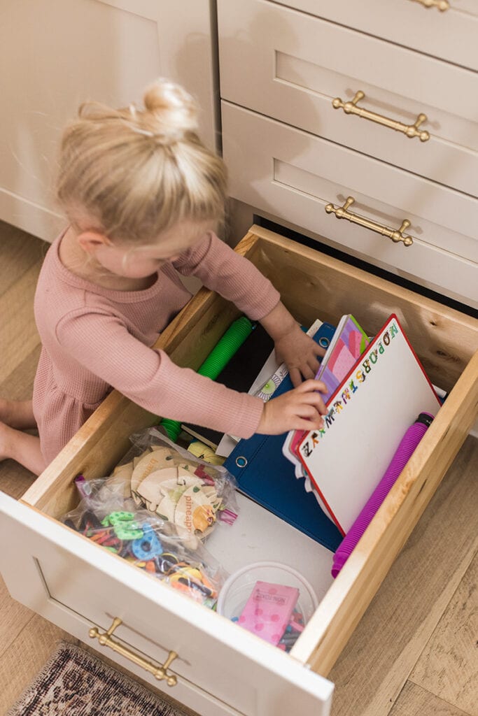 How we organized our kitchen drawers and cabinets - Jenna Sue Design