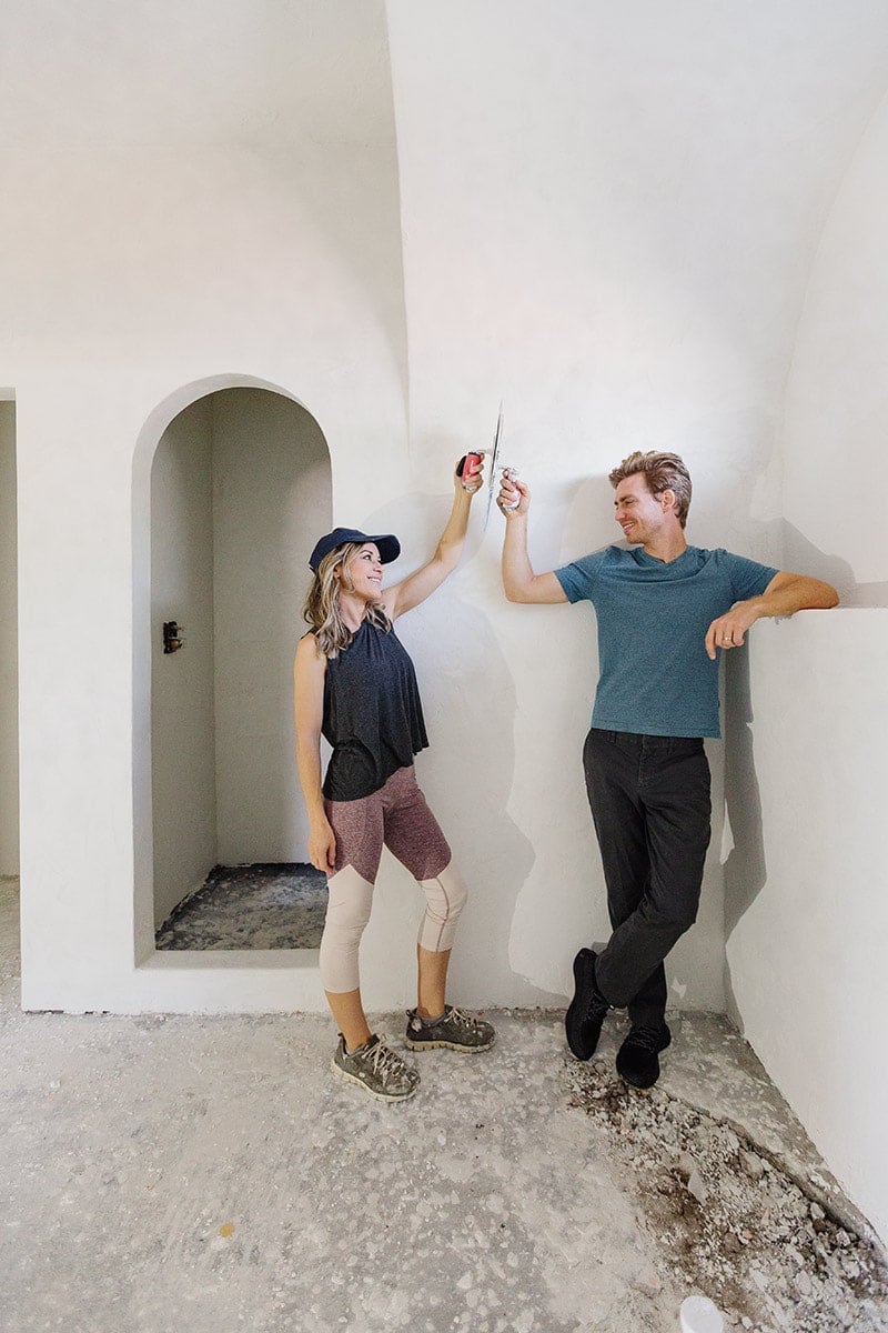 Subjektiv Ernest Shackleton undulate DIY concrete bathroom walls with Microcement - Jenna Sue Design