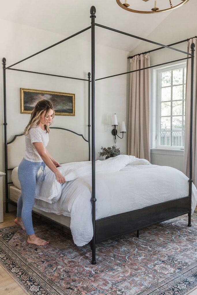 How to Arrange Pillows on a Queen Bed: Five Simple Formulas That