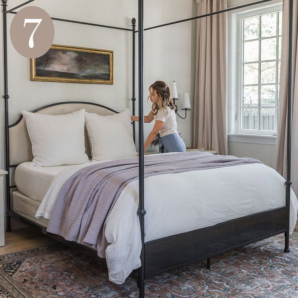 How to Arrange Pillows on a Queen Bed: Five Simple Formulas That