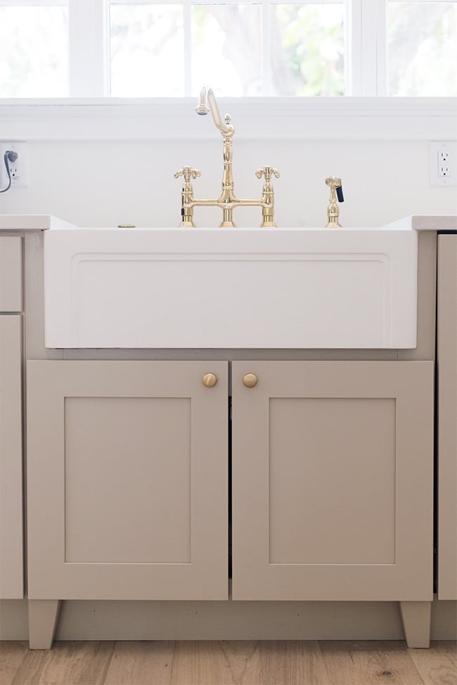 kitchen cabinet with farmhouse sink