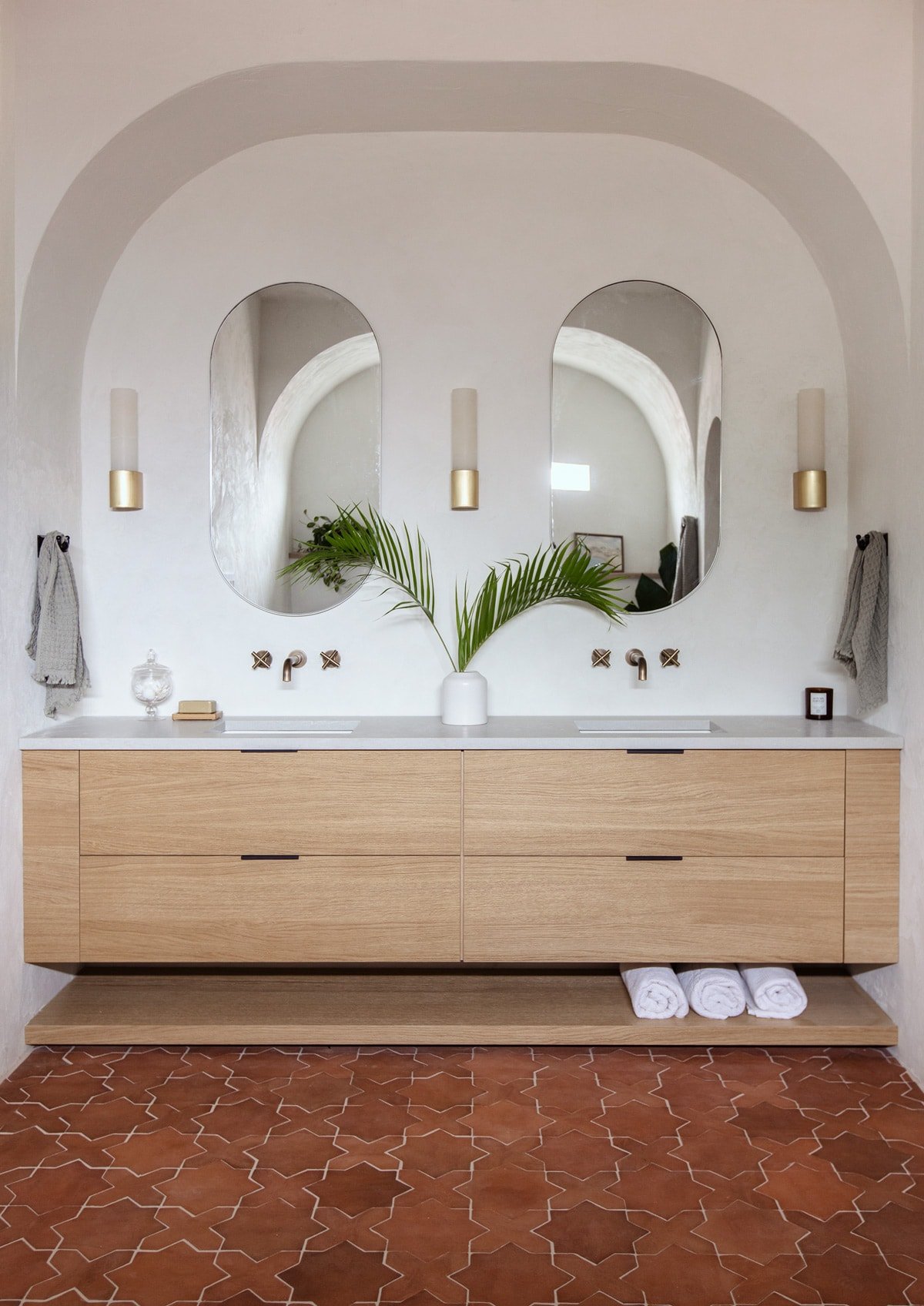 modern mediterranean bathroom inspo