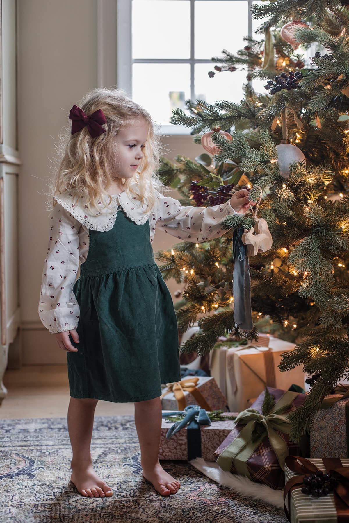 christmas tree photo pose with child