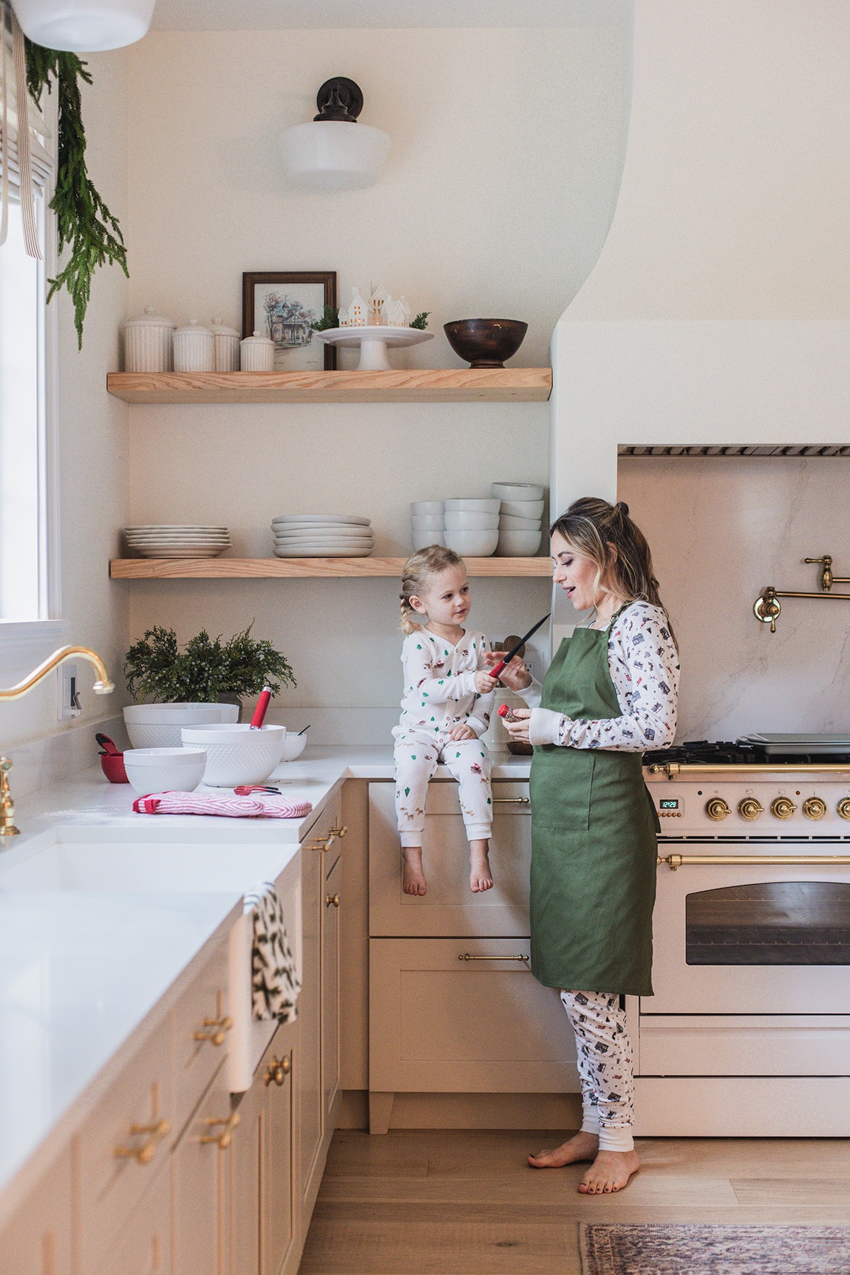 neutral holiday kitchen decorating ideas