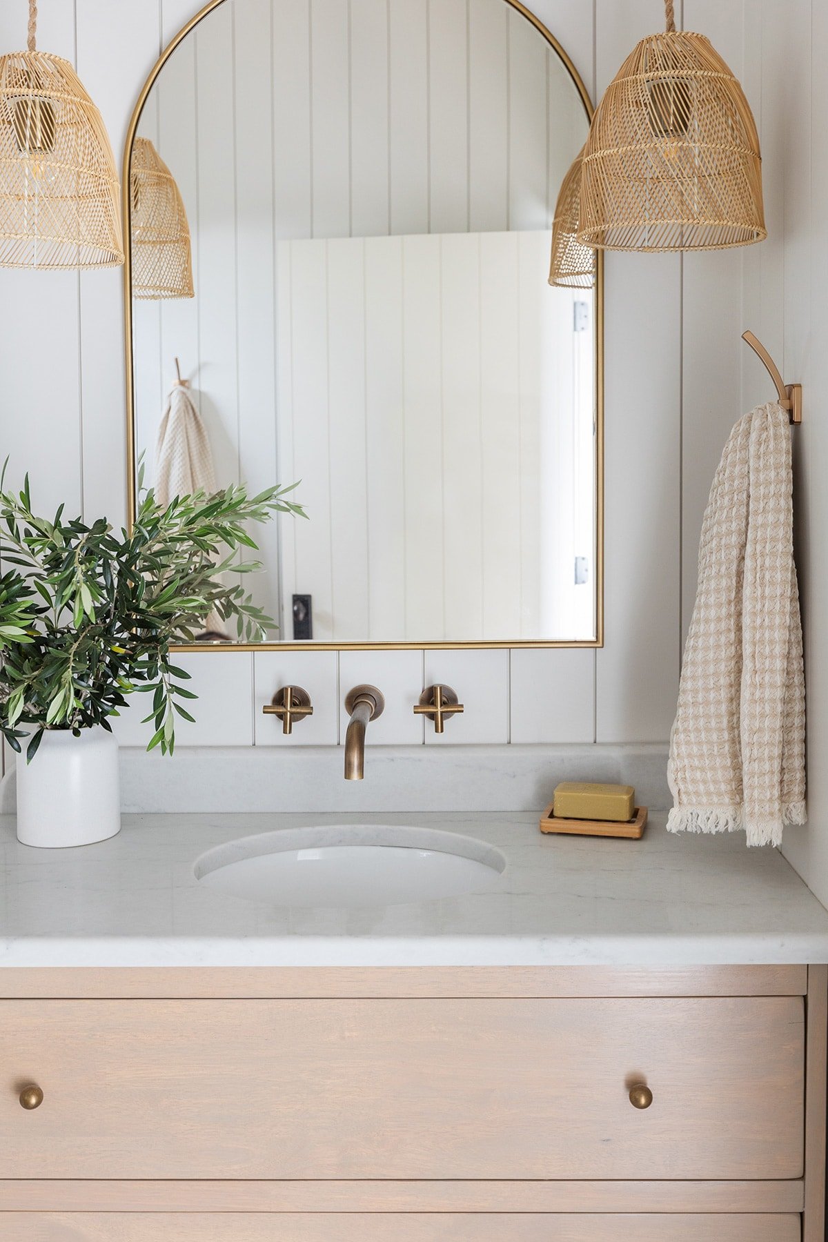 bathroom with sherwin williams egret white walls and wood vanity