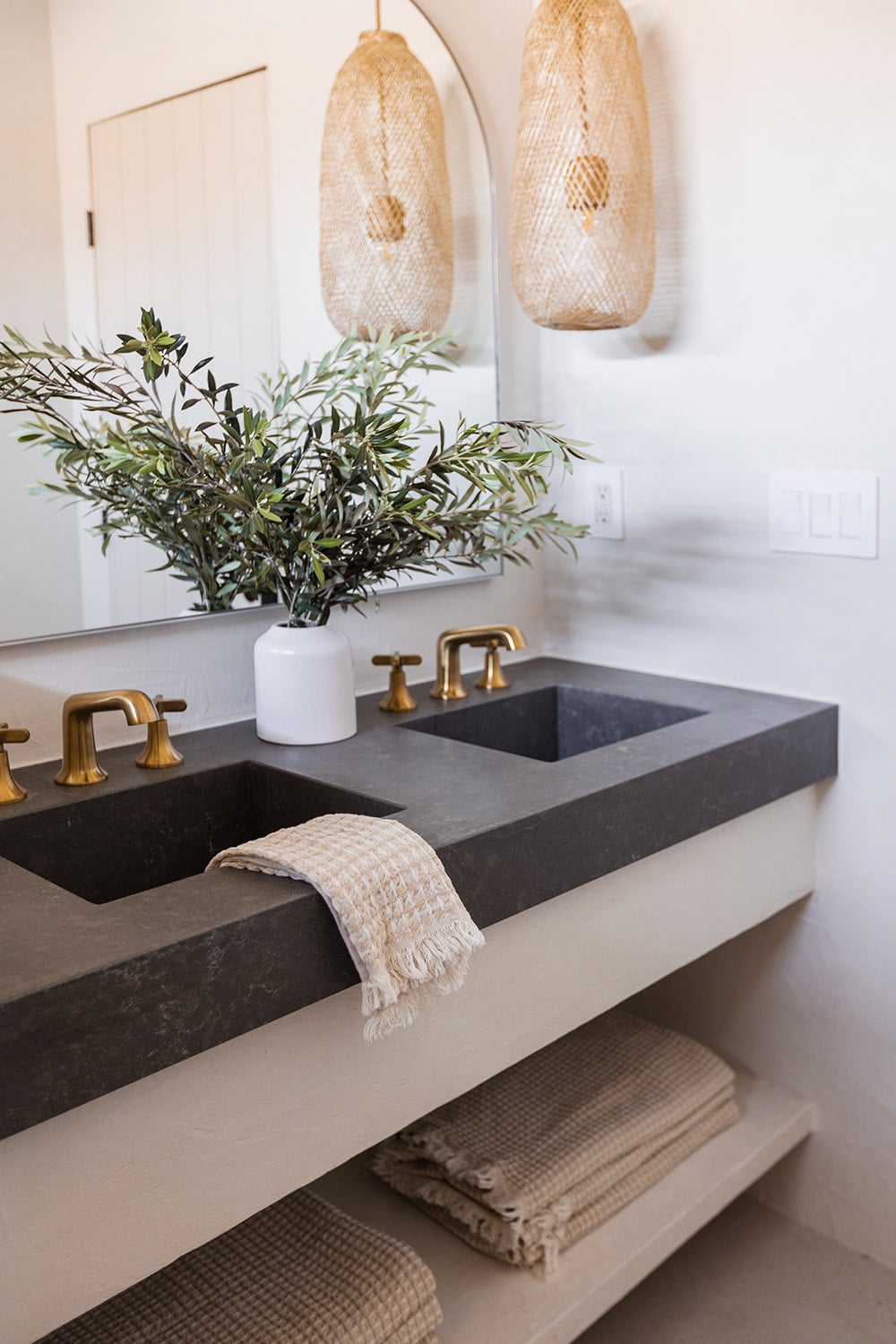 minimalist mediterranean bathroom design with microcement walls