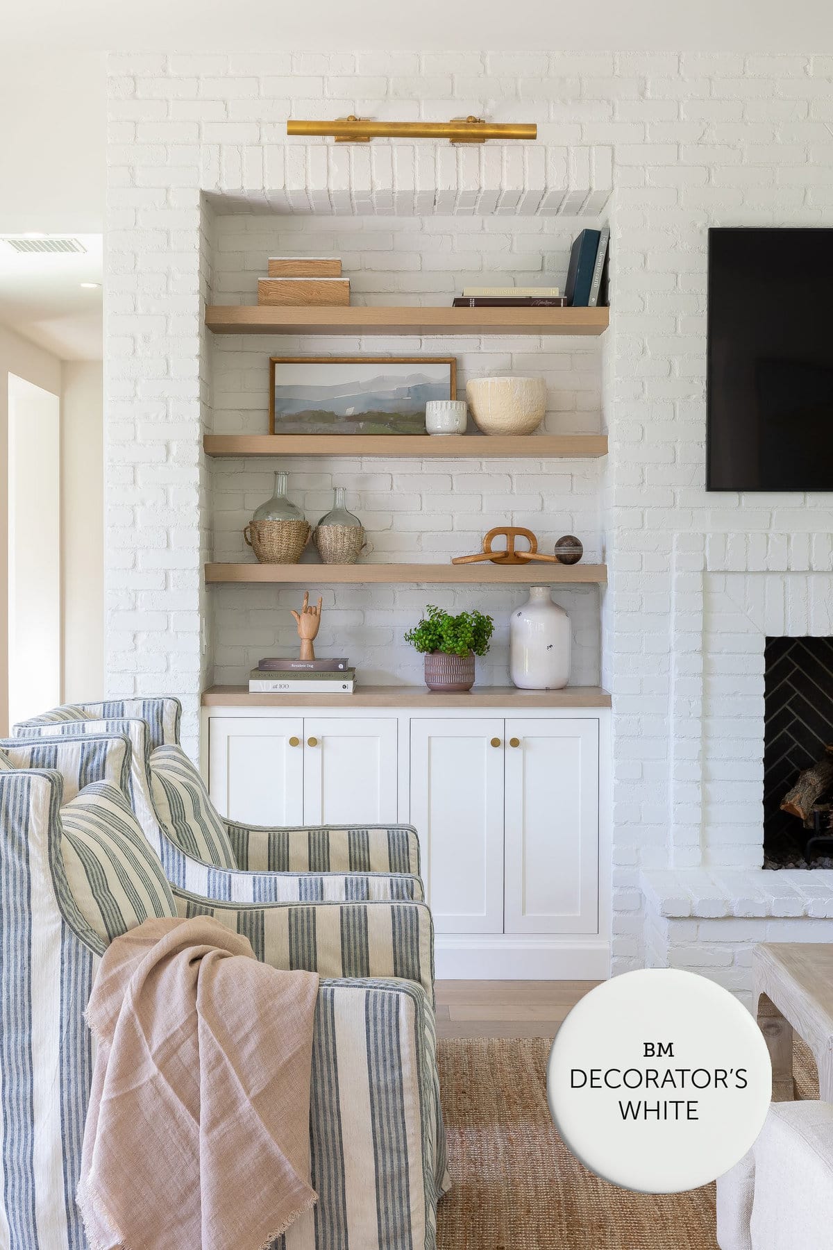 benjamin moore decorators white living room and fireplace