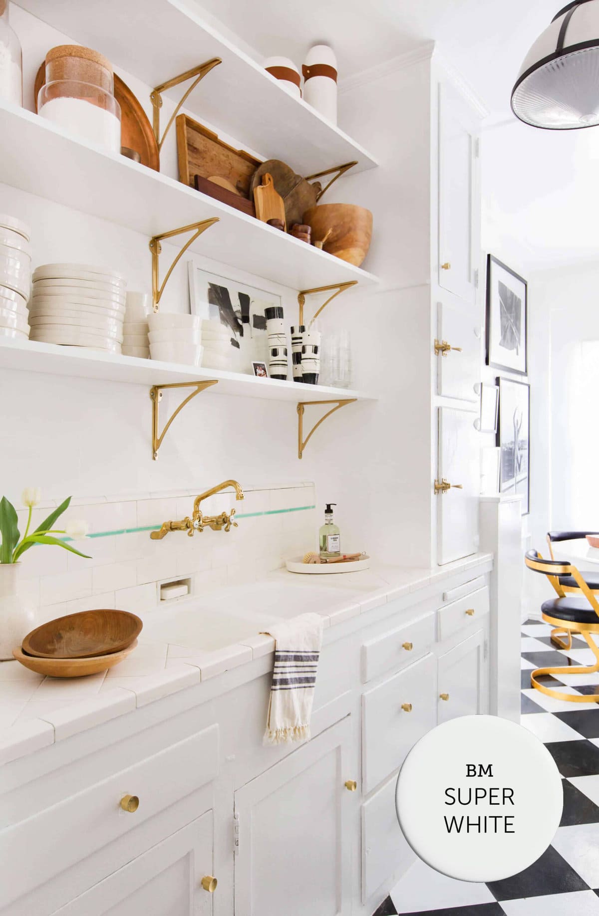 benjamin moore super white kitchen cabinets