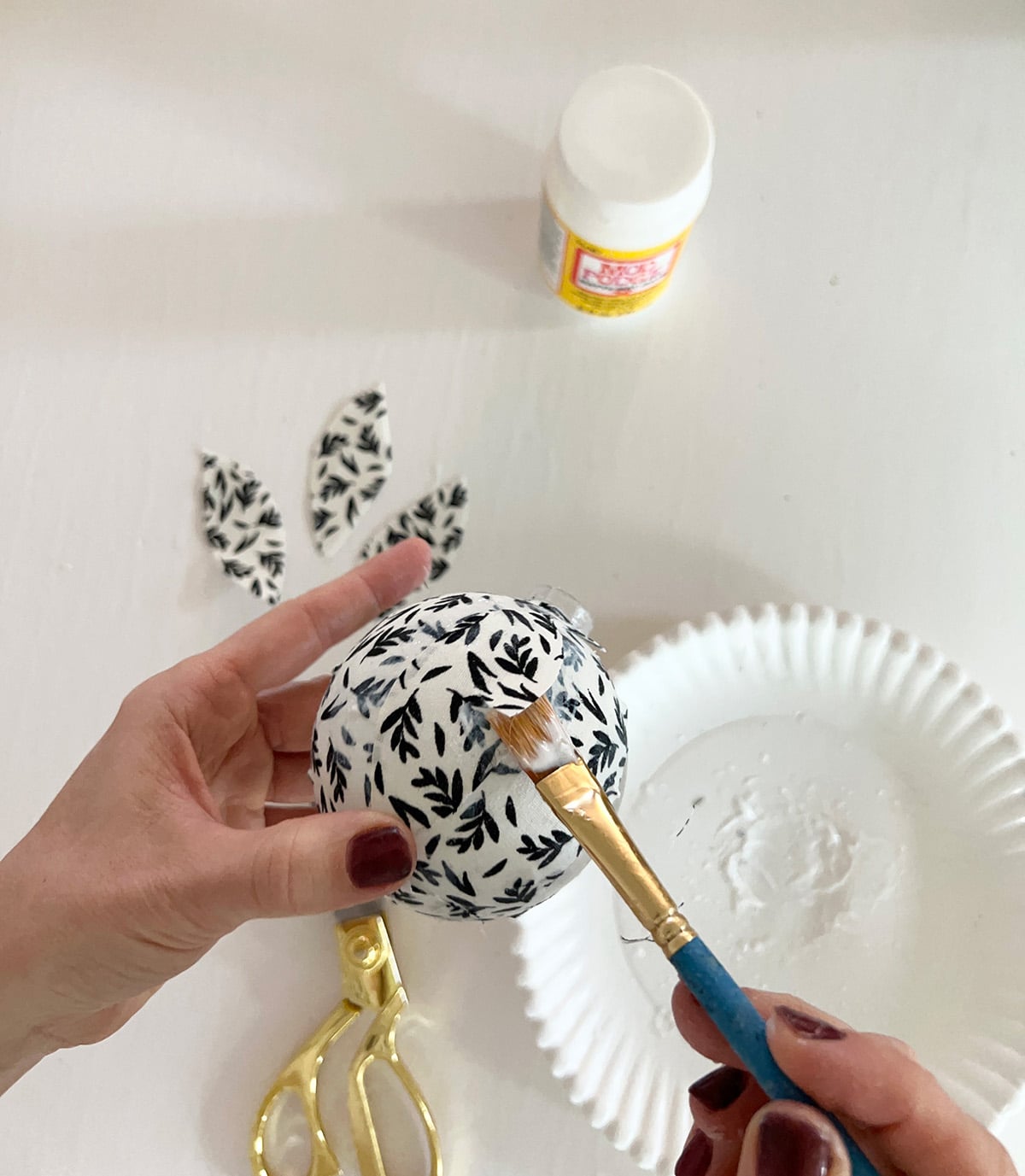 how to make diy decoupage fabric christmas ornaments