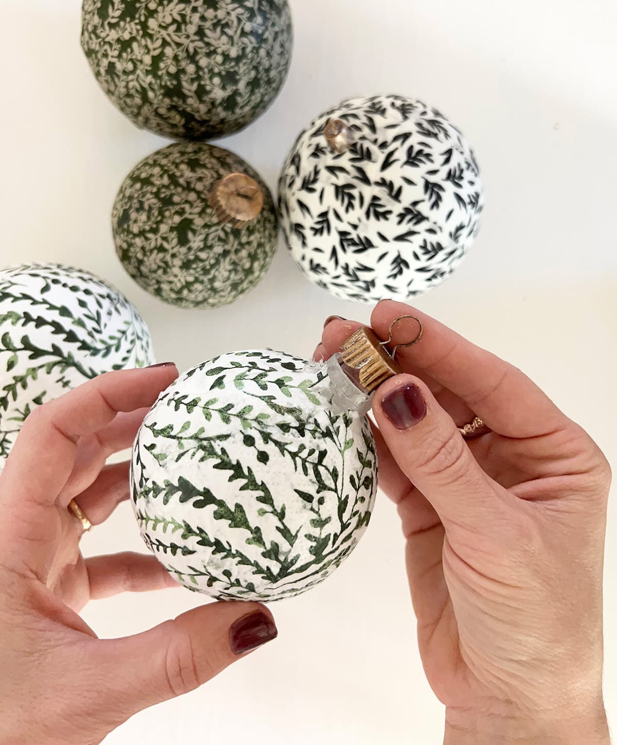 how to make diy decoupage fabric christmas ornaments