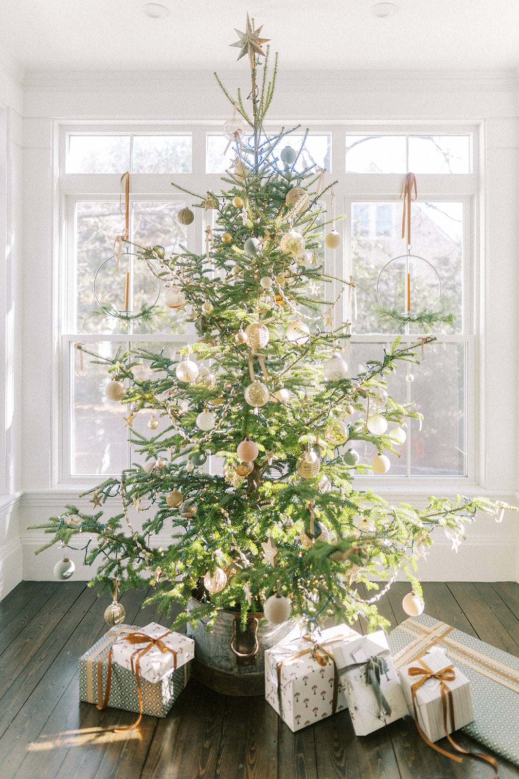 5 Sustainable & Cheap Ways To Decorate Christmas Trees in 2023