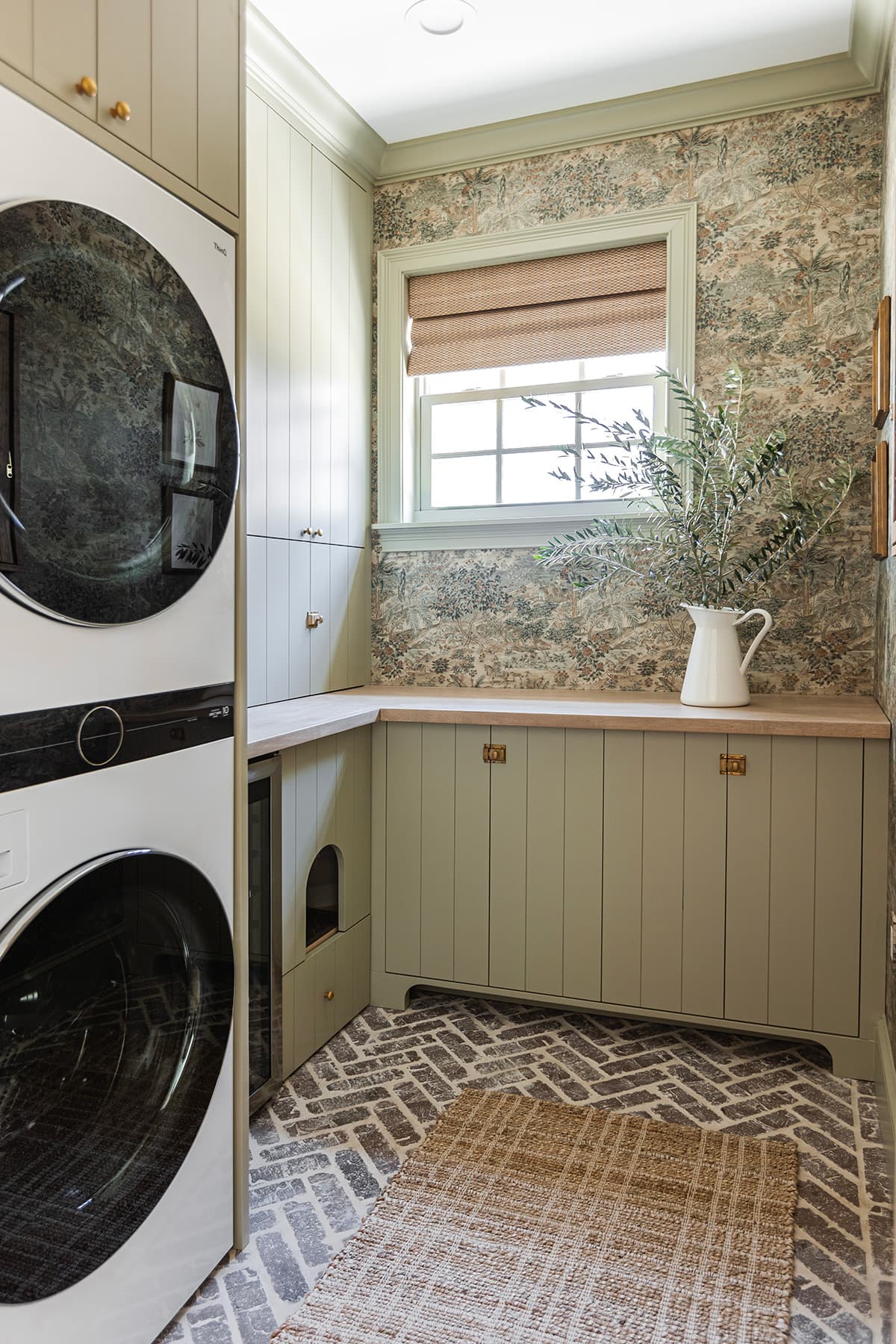 green laundry room with sherwin williams svelte sage cabinets