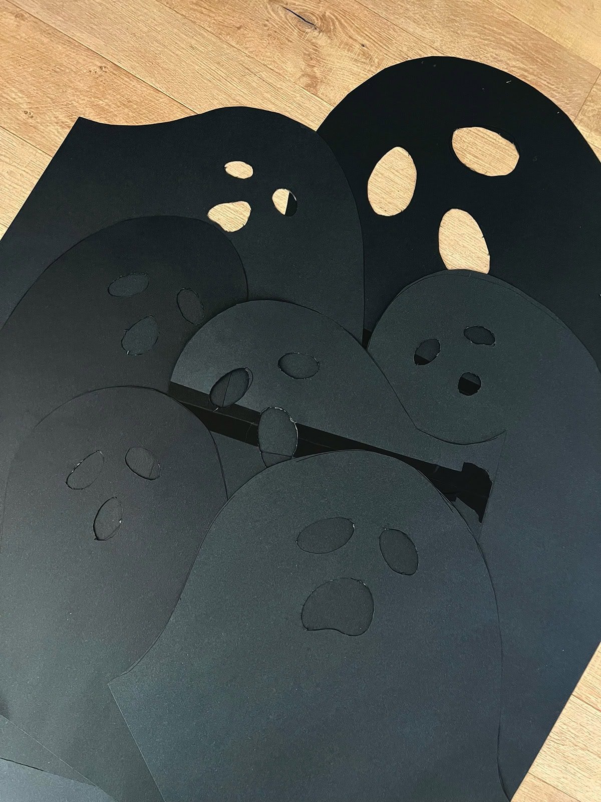 easy diy halloween window silhouettes with ghosts