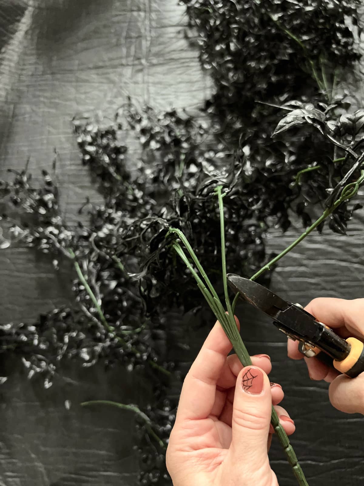 diy black ivy halloween wreath