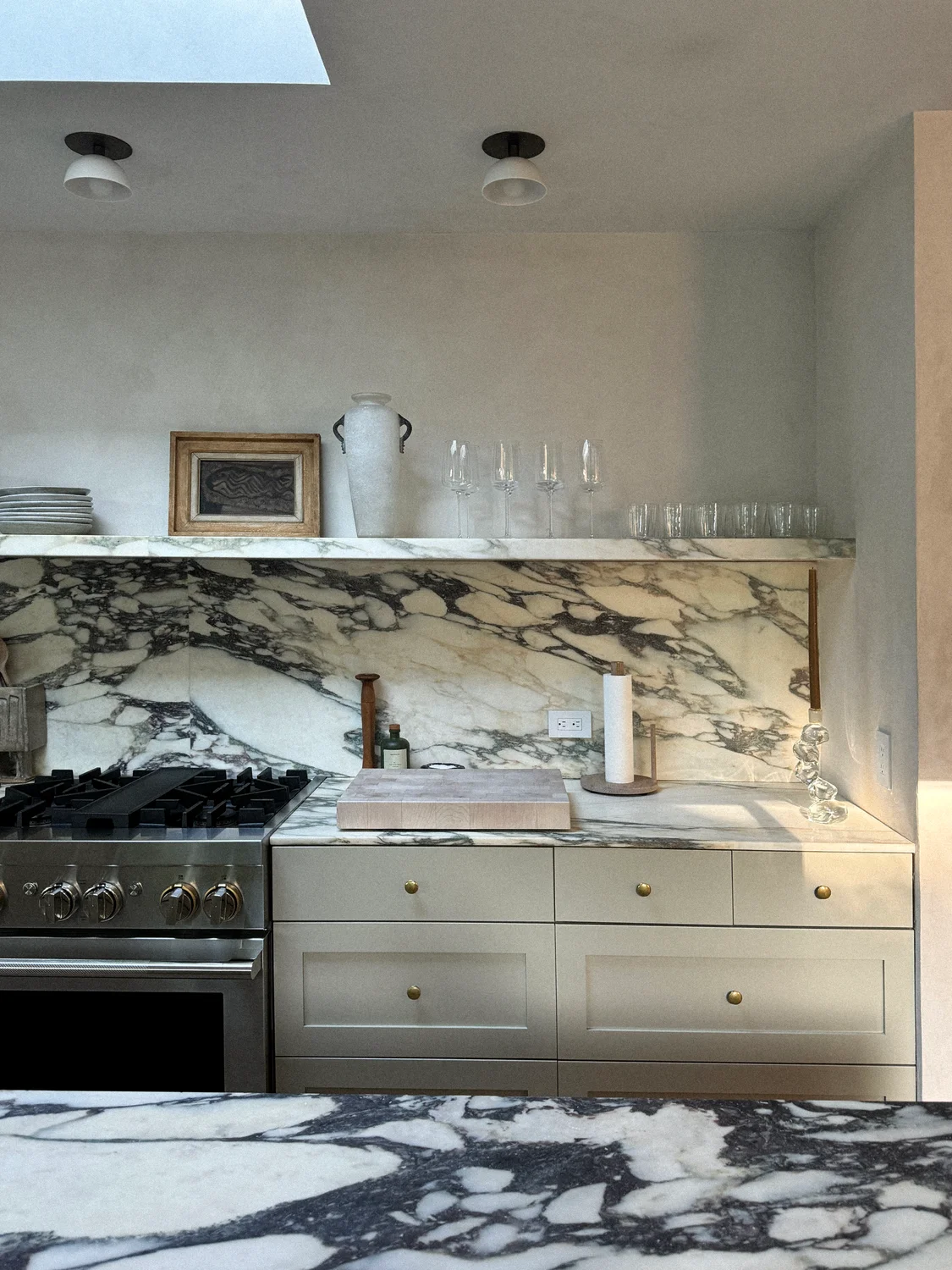 marble kitchen backsplash with shelf ledge