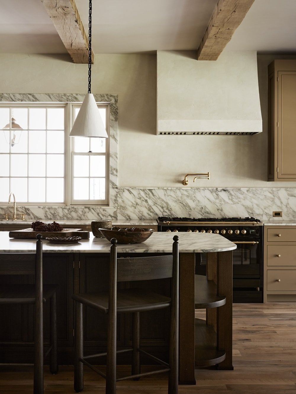 lime wash kitchen wall and range hood