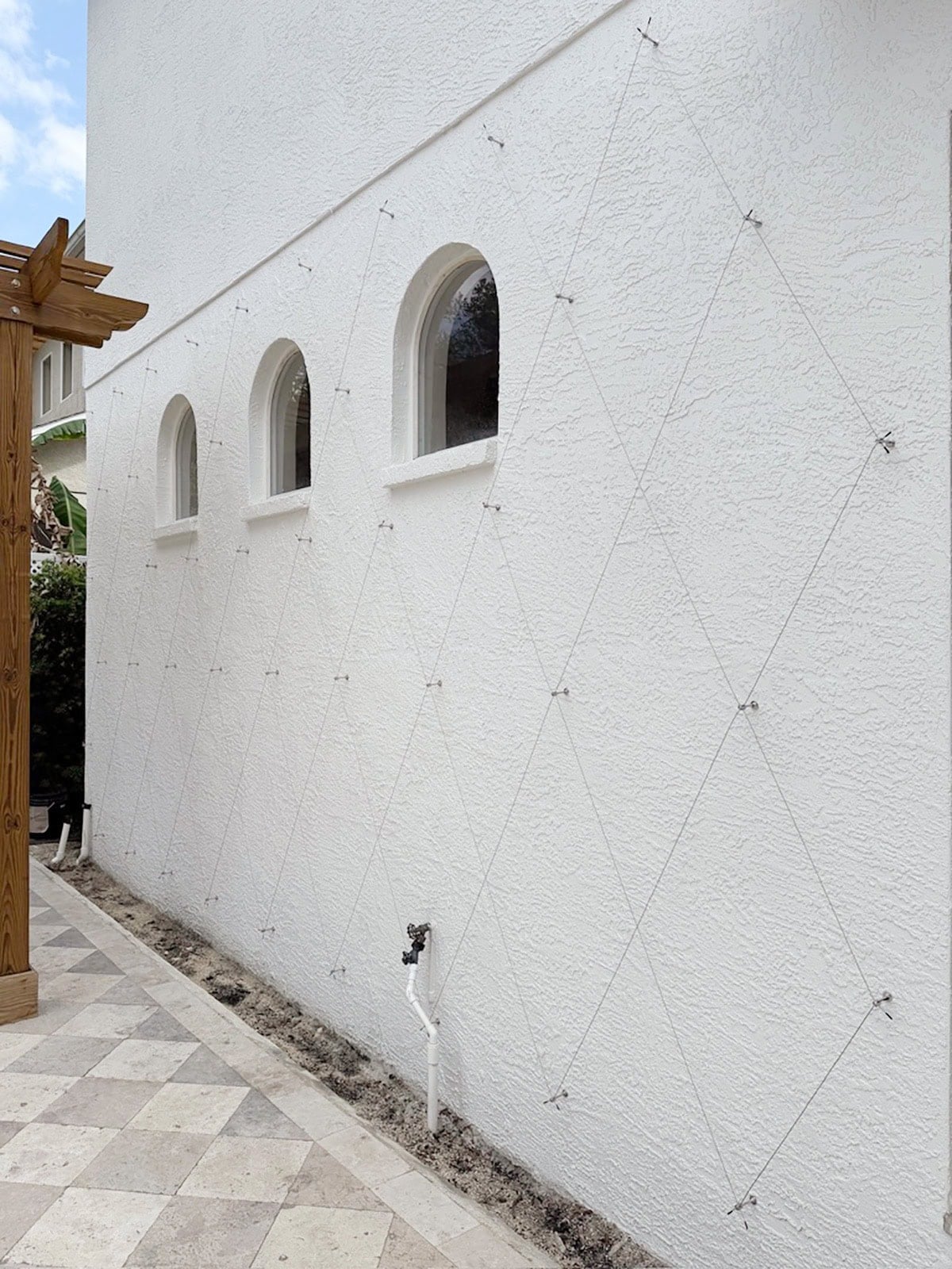 diy wire trellis wall with climbing jasmine